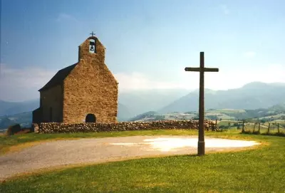 Kirche am Rand der Pyrenäen